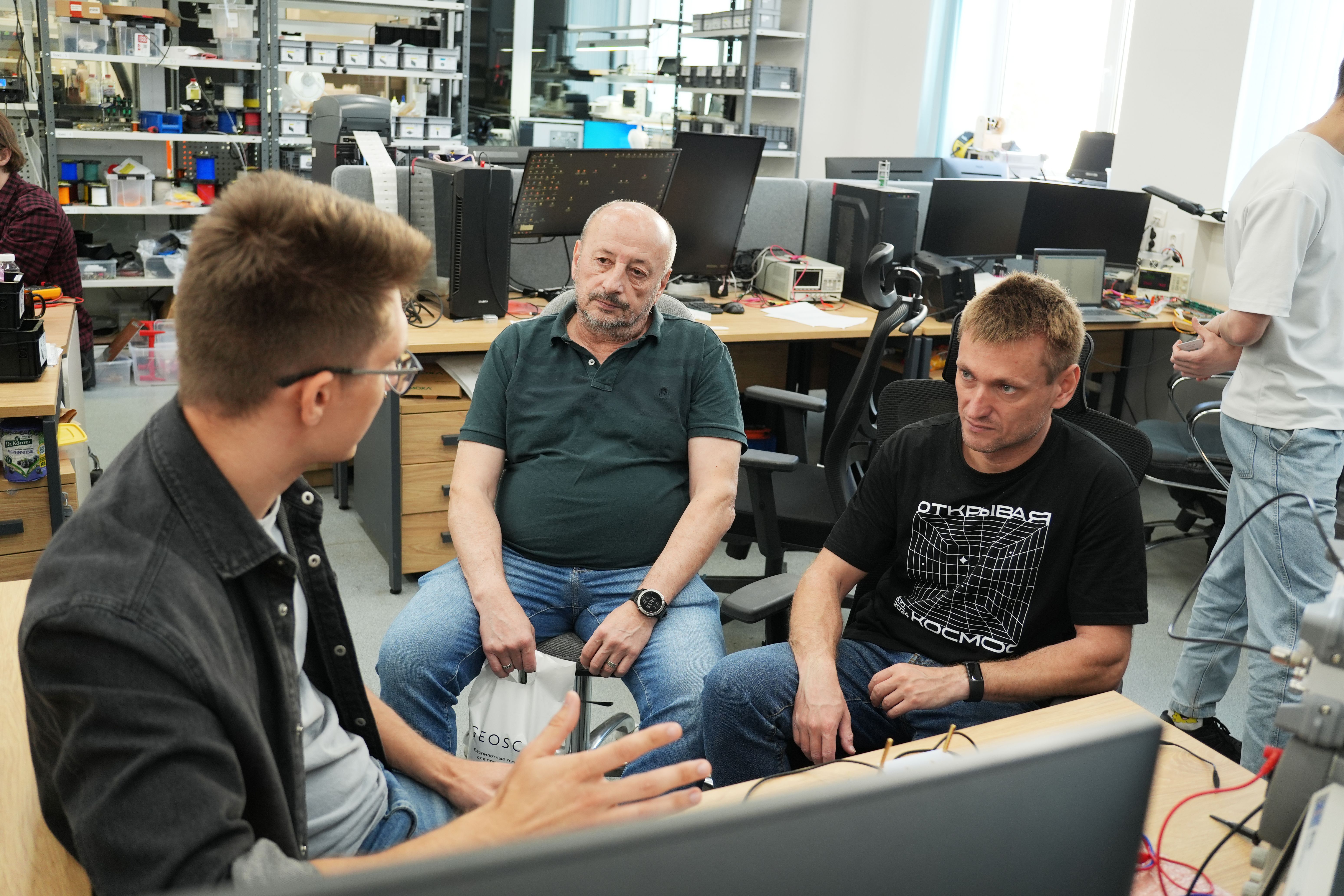 Experimental scientists Dmitry Fredericks and Dmitry Svinkin (Laboratory for Experimental astrophysics of Ioffe Institute) in Geoscan
