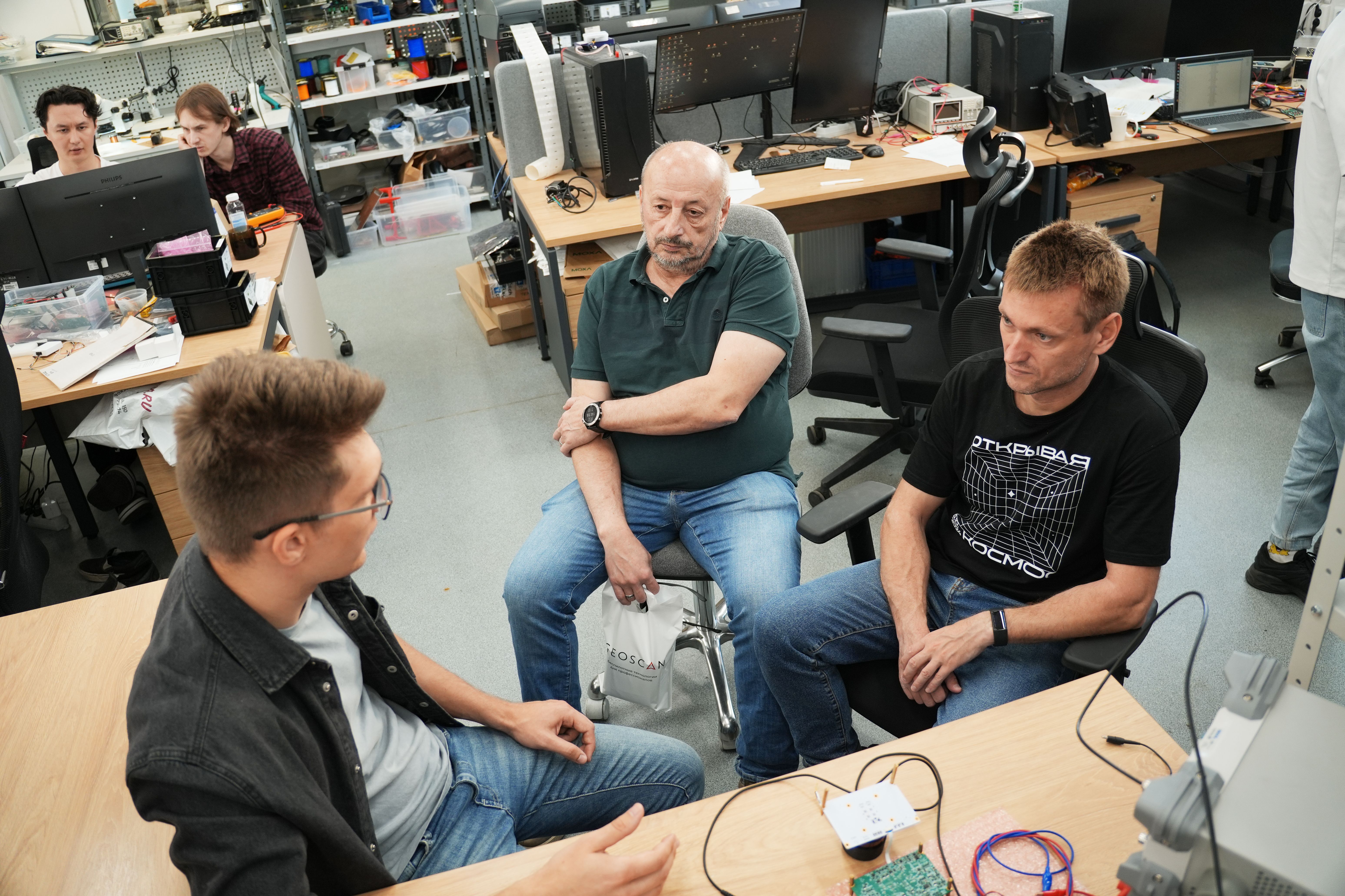 Experimental scientists Dmitry Fredericks and Dmitry Svinkin (Laboratory for Experimental astrophysics of Ioffe Institute) in Geoscan