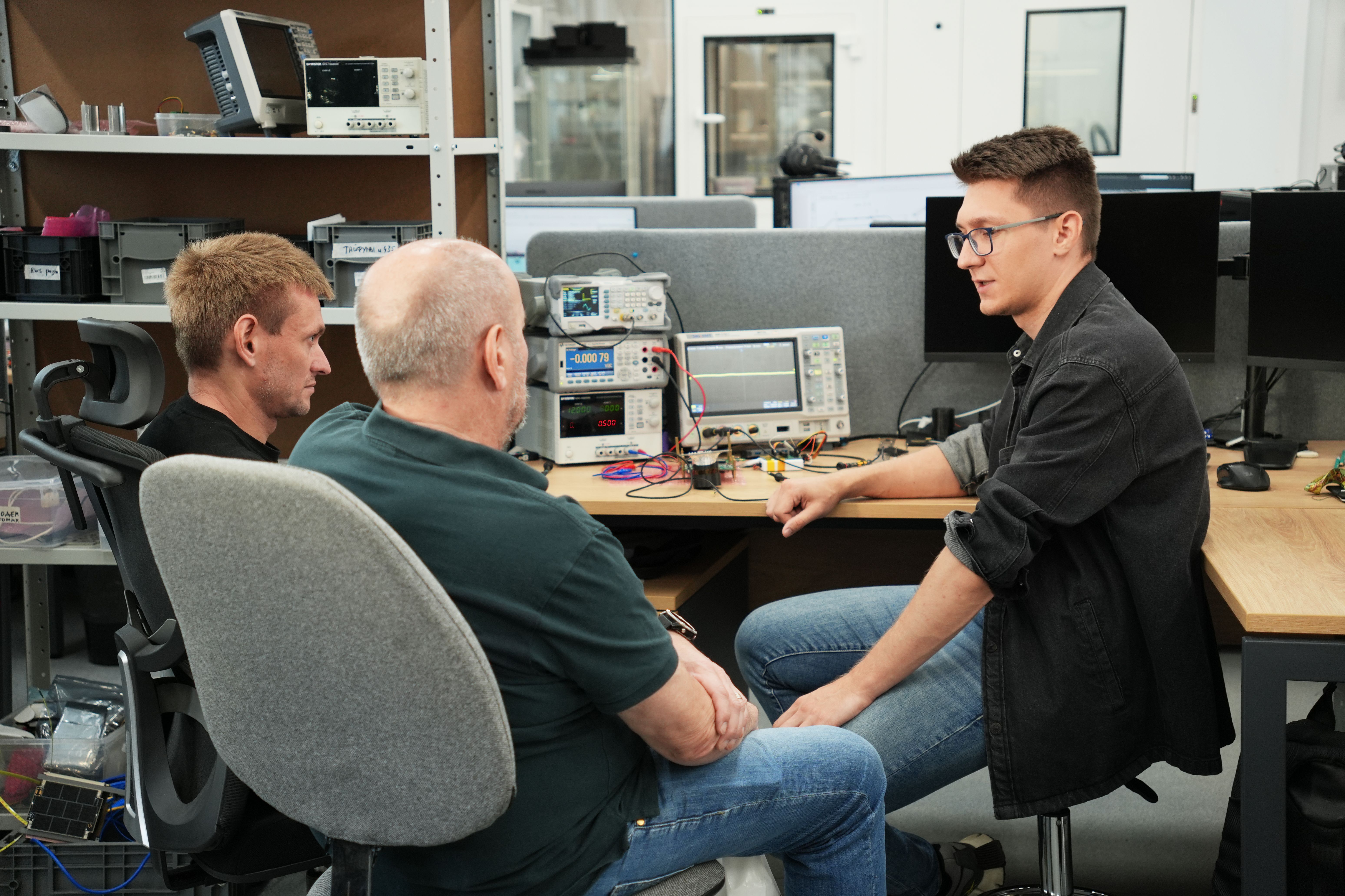 Experimental scientists Dmitry Fredericks and Dmitry Svinkin (Laboratory for Experimental astrophysics of Ioffe Institute) in Geoscan